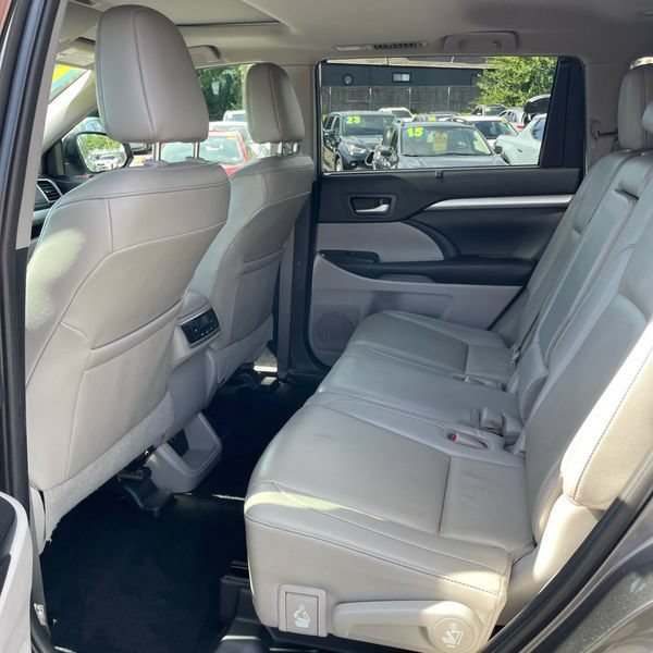 Used 2019 Toyota Highlander XLE AWD/4WD image 25