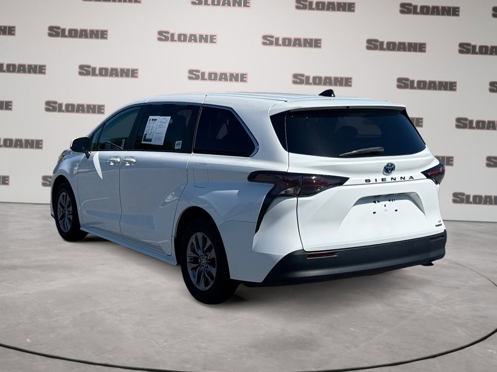 Used 2024 Toyota Sienna LE FWD image 3
