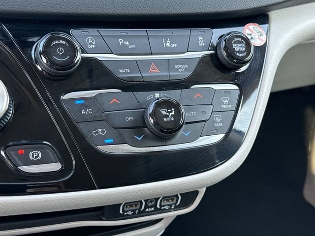 Used 2023 Chrysler Pacifica Touring-L FWD image 21