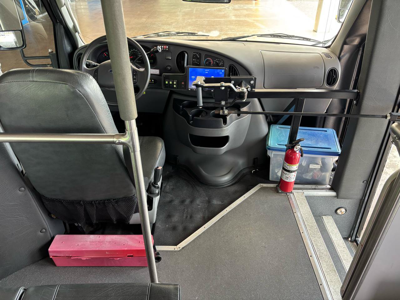 Used 2006 Ford E-350 and Econoline 350 Super Duty RWD image 16
