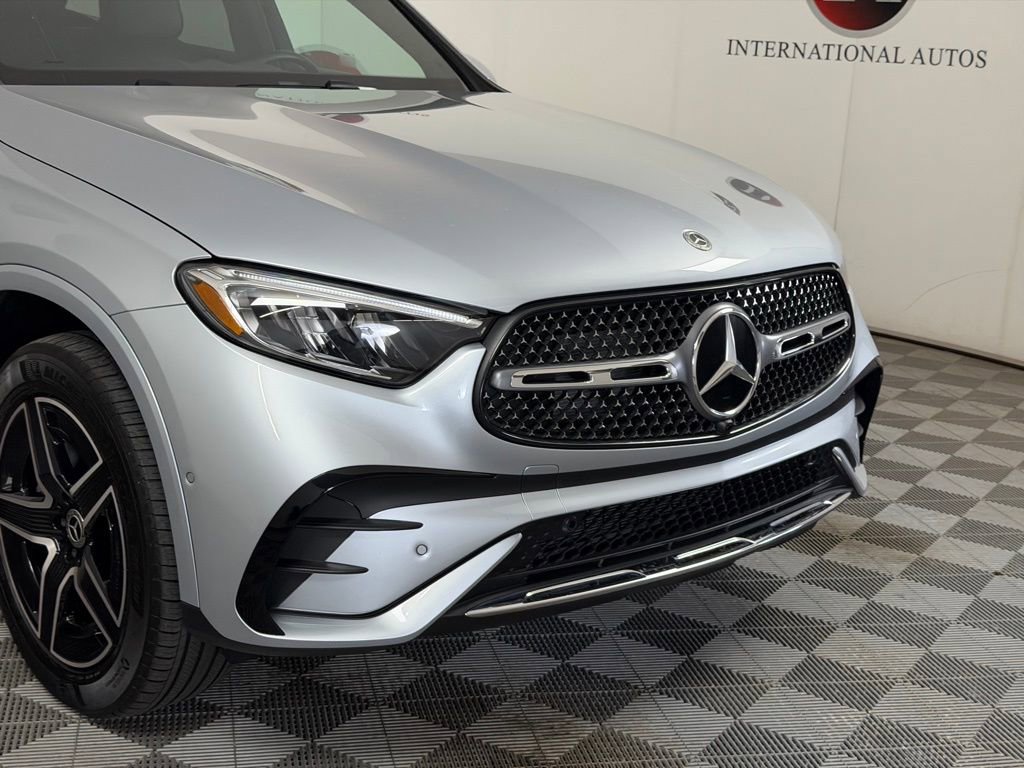 Used 2025 Mercedes-Benz GLC 300 4MATIC image 11