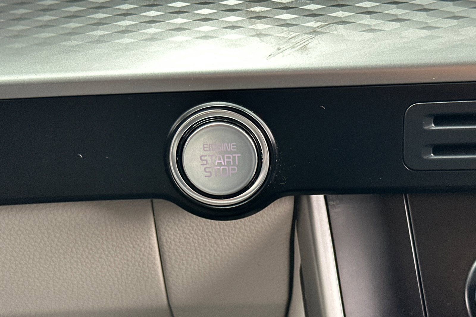 Used 2024 Kia Carnival LX FWD image 24