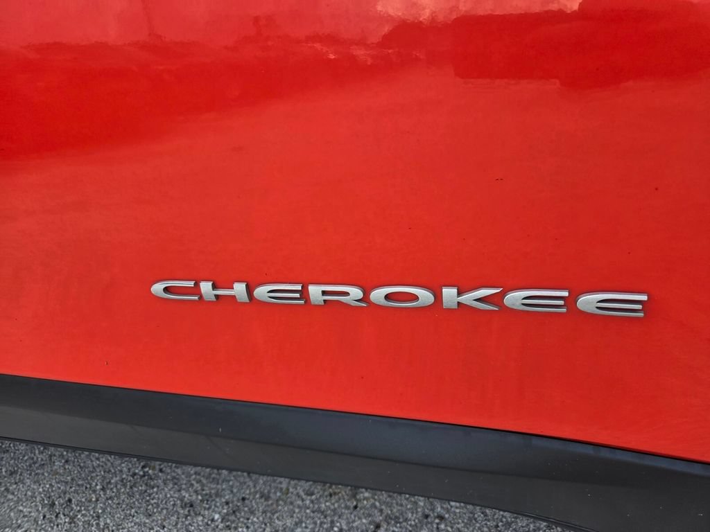 Used 2021 Jeep Cherokee Latitude Lux w/ Comfort/Convenience Group AWD/4WD image 4