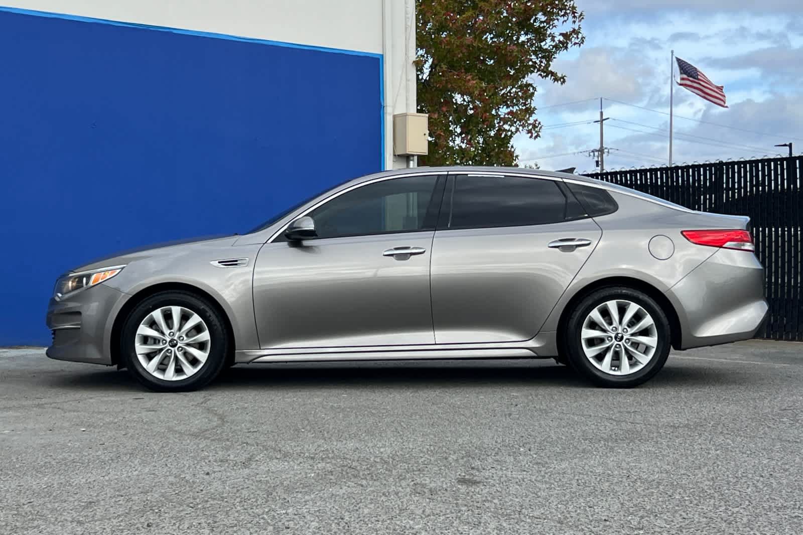 Used 2017 Kia Optima EX w/ Premium Package FWD image 6