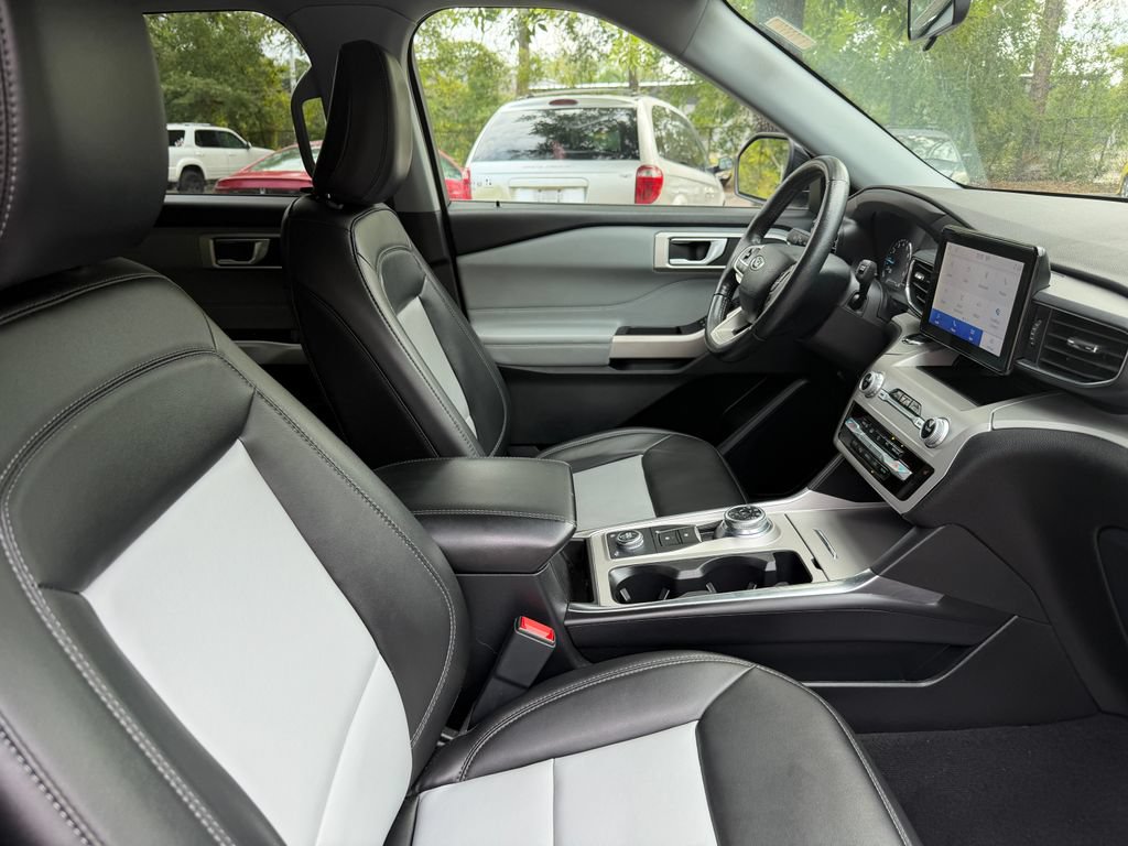 Used 2023 Ford Explorer XLT w/ Equipment Group 202A AWD/4WD image 9