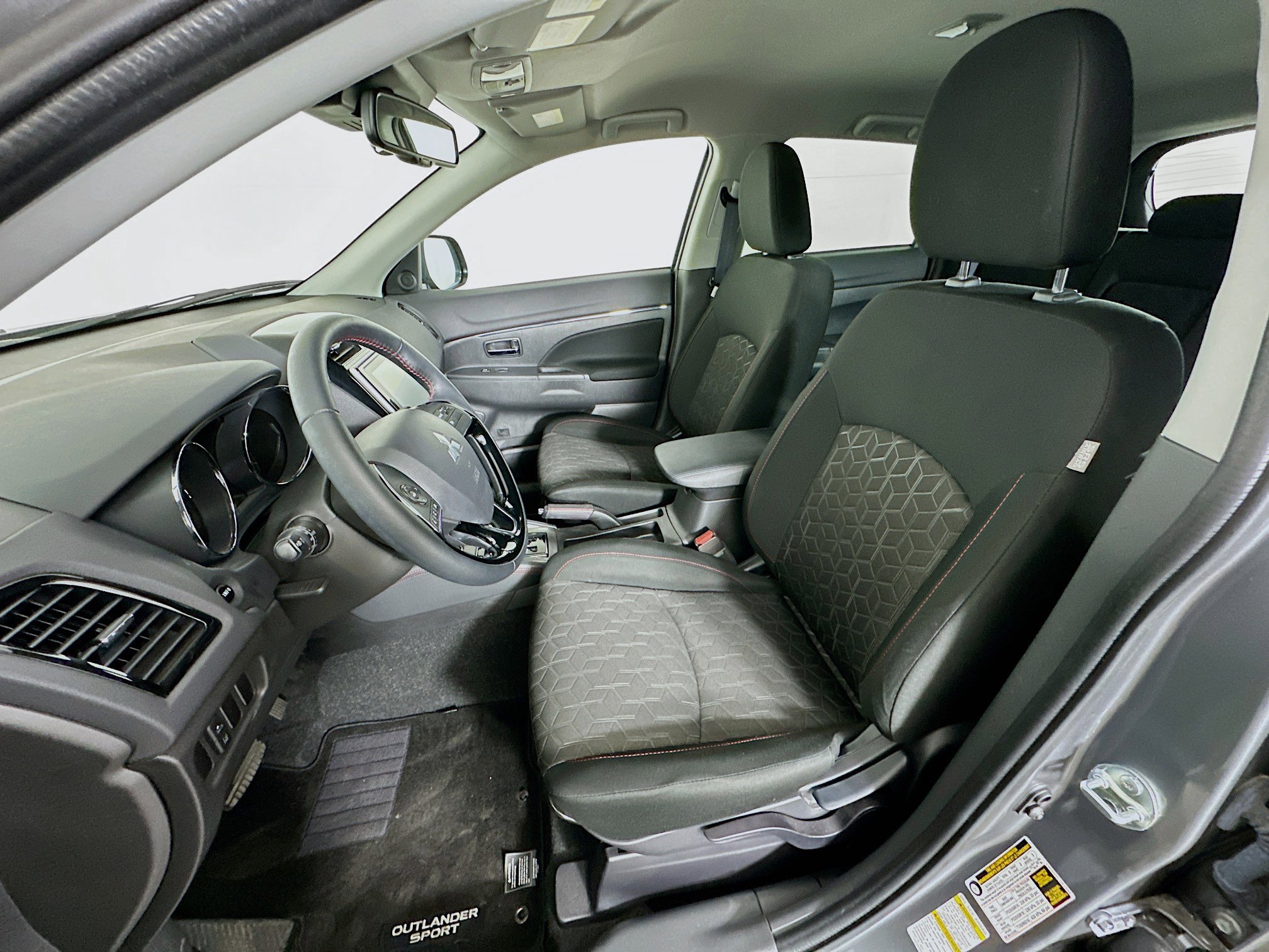 Used 2025 Mitsubishi Outlander Sport LE image 13