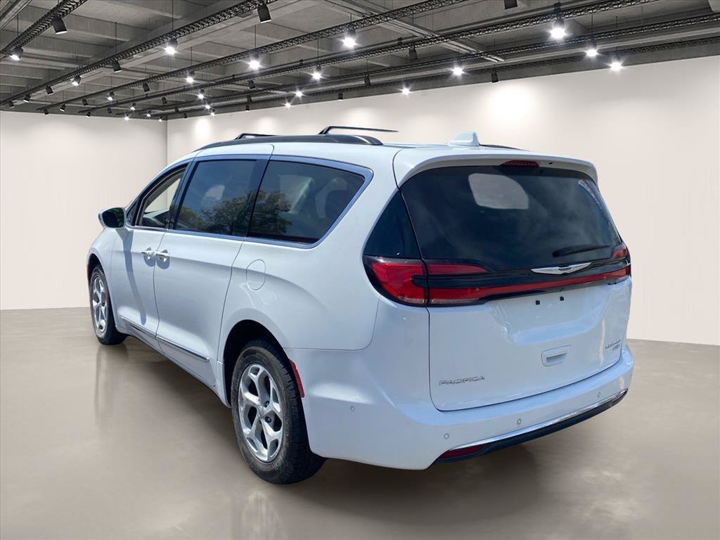 Used 2022 Chrysler Pacifica Limited AWD/4WD image 5