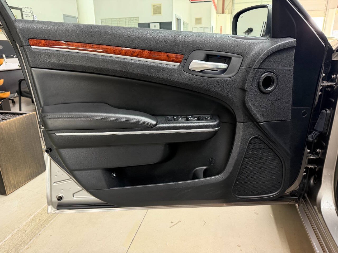 Used 2014 Chrysler 300 AWD w/ Driver Convenience Group image 10