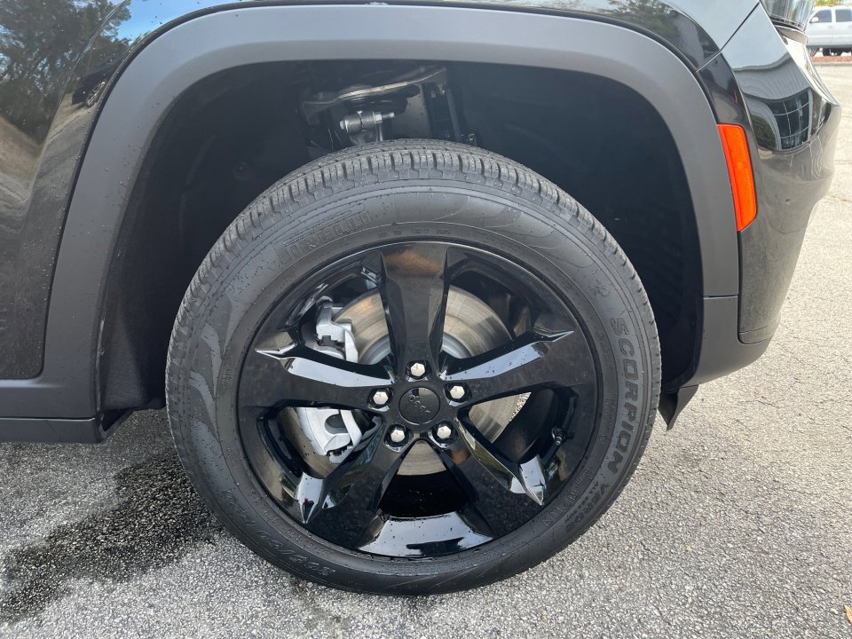 Used 2025 Jeep Grand Cherokee L Limited w/ Black Appearance Package image 25