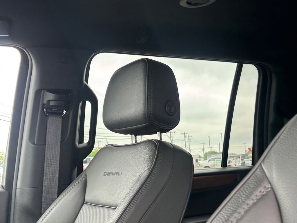 Used 2025 GMC Yukon XL Denali AWD/4WD image 12