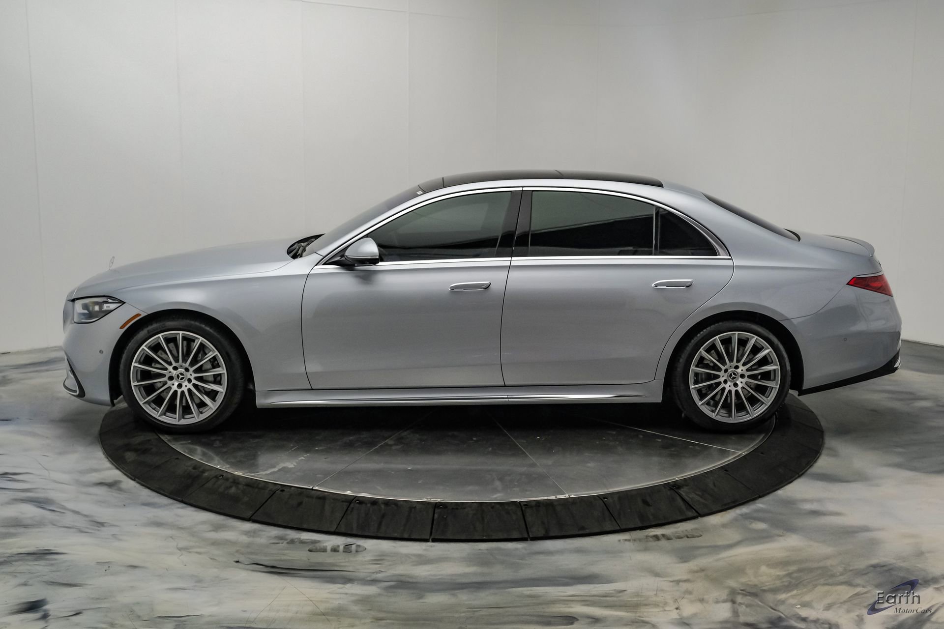 Used 2022 Mercedes-Benz S 580 4MATIC Sedan w/ AMG Line Package image 10