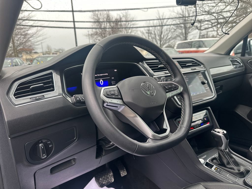 Used 2023 Volkswagen Tiguan SE w/ Panoramic Sunroof Package image 6