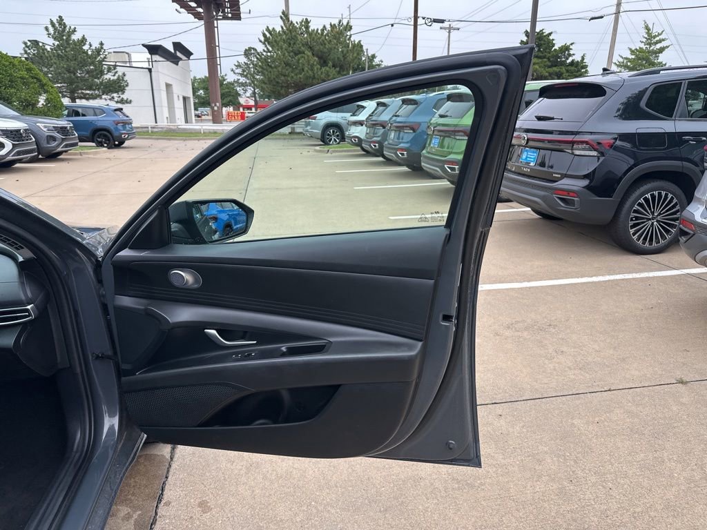 Used 2024 Hyundai Elantra SE FWD image 16
