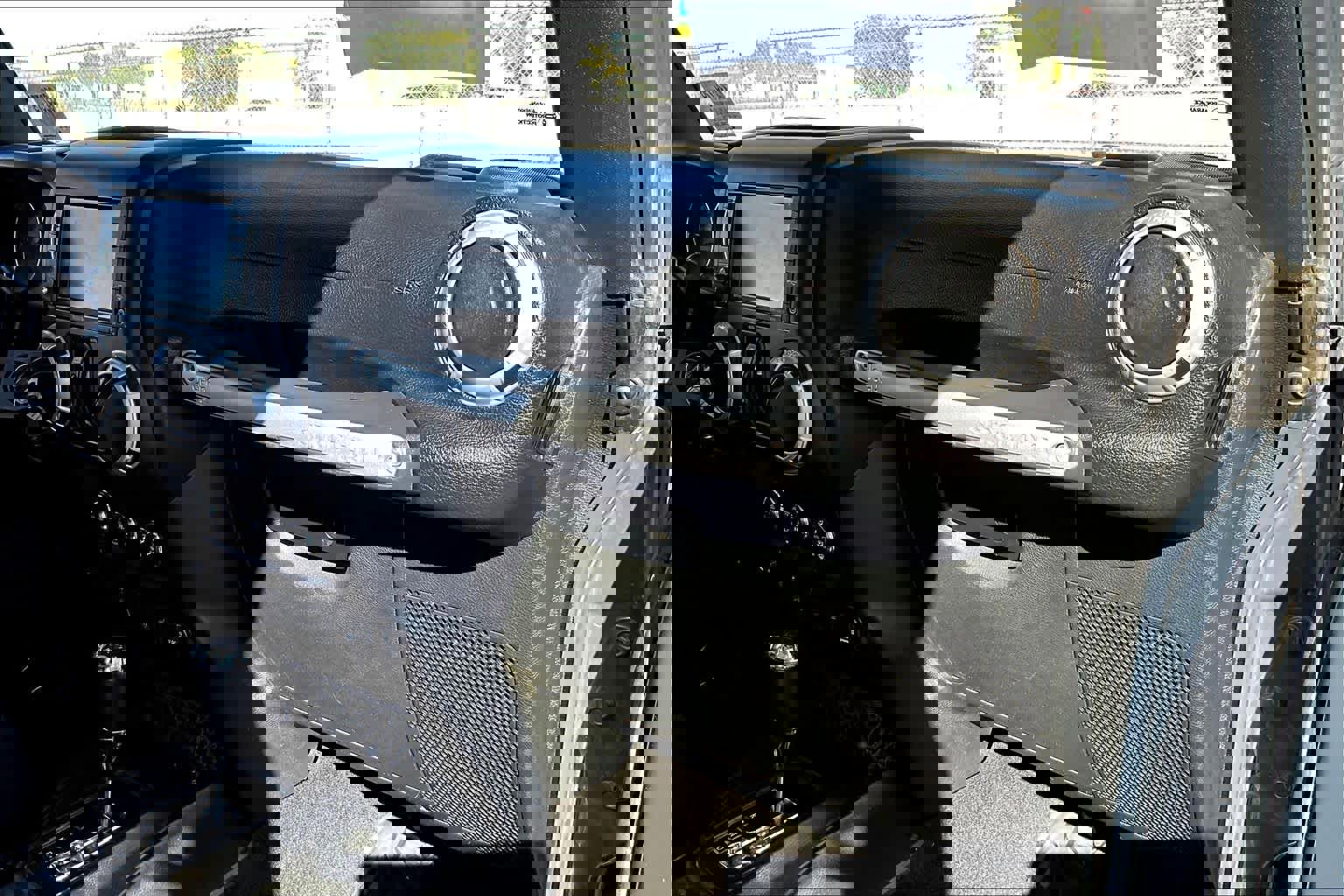 Used 2016 Jeep Wrangler Unlimited Rubicon w/ Connectivity Group image 15