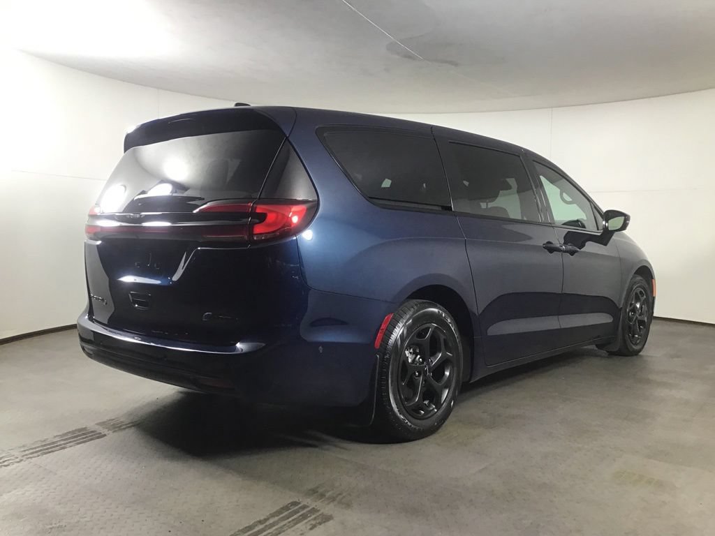 Used 2023 Chrysler Pacifica Limited w/ Uconnect Theater Family Group FWD image 7
