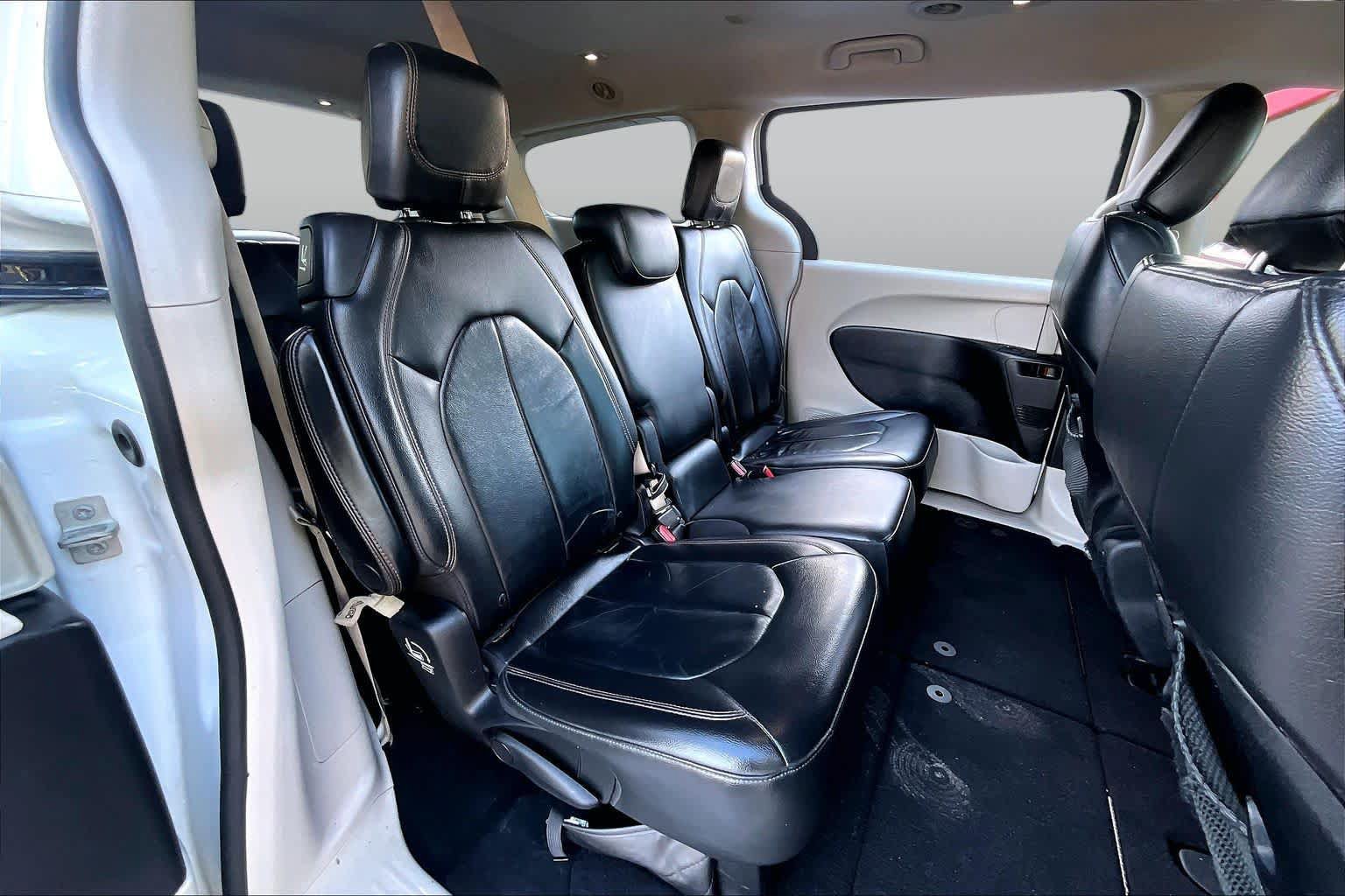 Used 2017 Chrysler Pacifica Touring-L FWD image 19