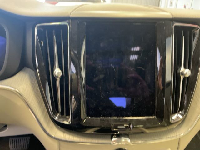 Used 2023 Volvo XC60 B5 Plus image 11