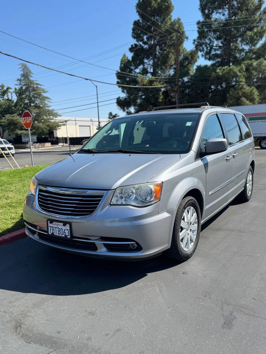 Used 2013 Chrysler Town & Country Touring image 2