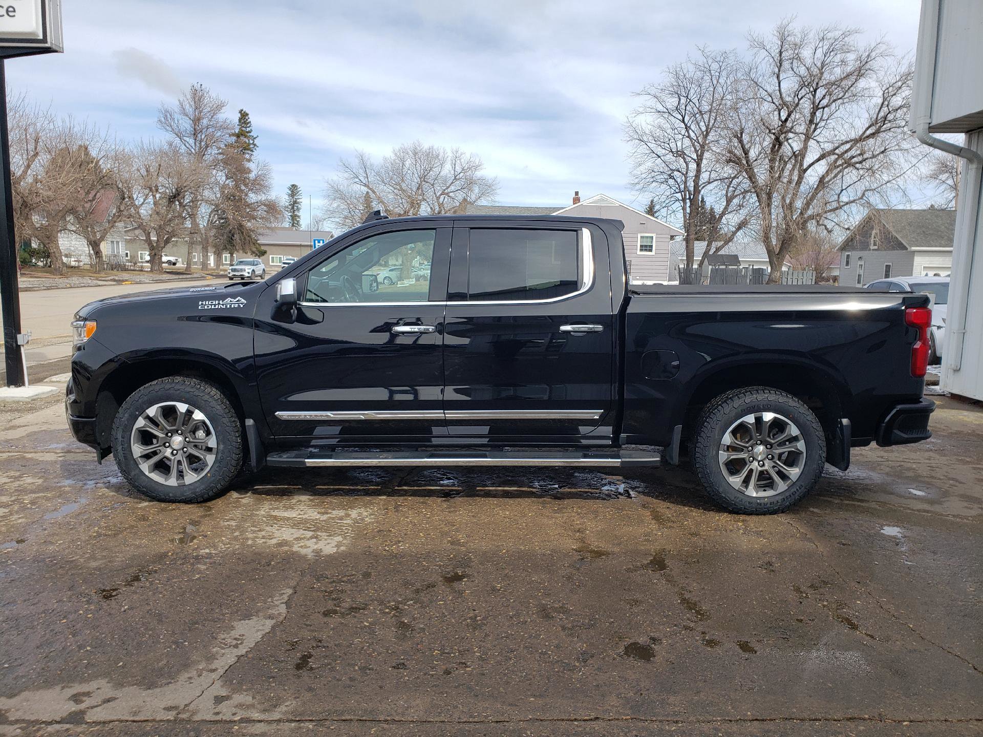 Used 2024 Chevrolet Silverado 1500 High Country w/ Technology Package AWD/4WD image 2