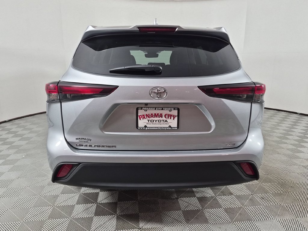 Used 2024 Toyota Highlander XLE FWD image 4