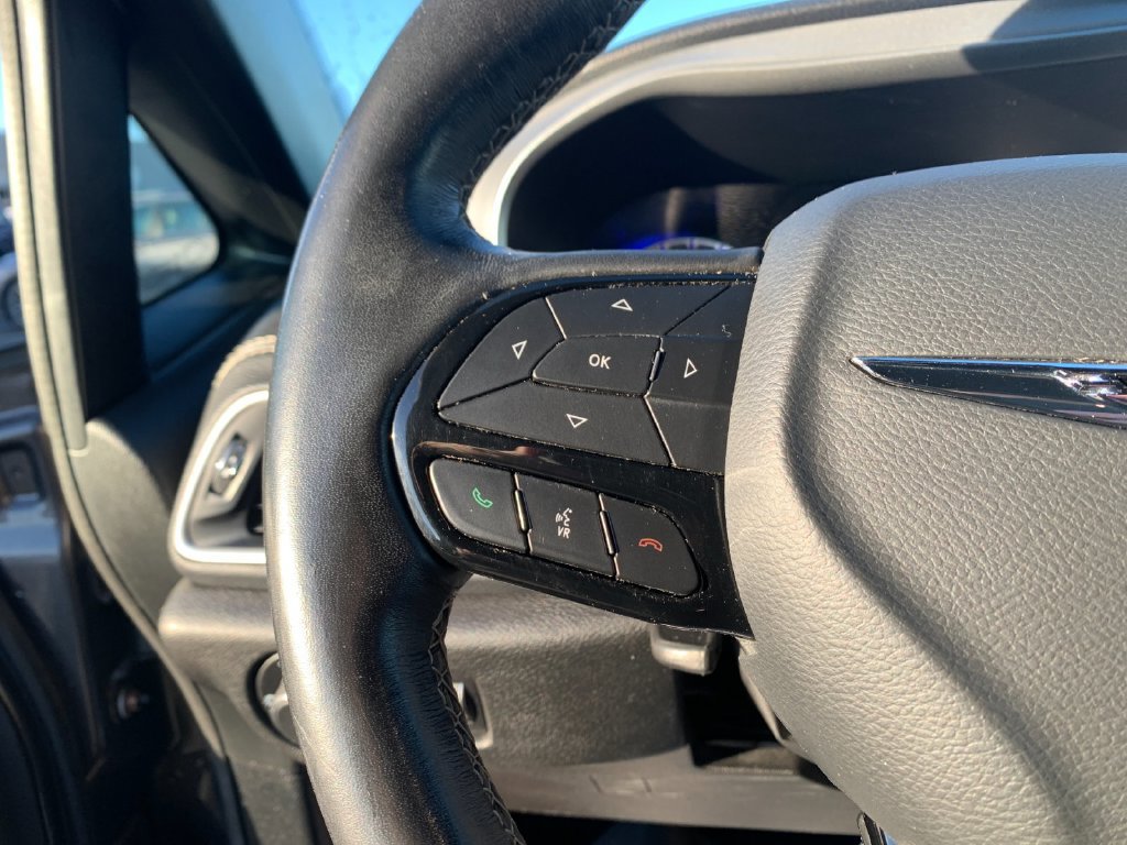 Used 2021 Chrysler Pacifica Touring-L w/ Uconnect Theater Family Group FWD image 27