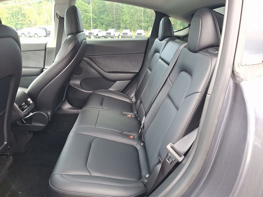 Used 2022 Tesla Model Y Long Range image 11
