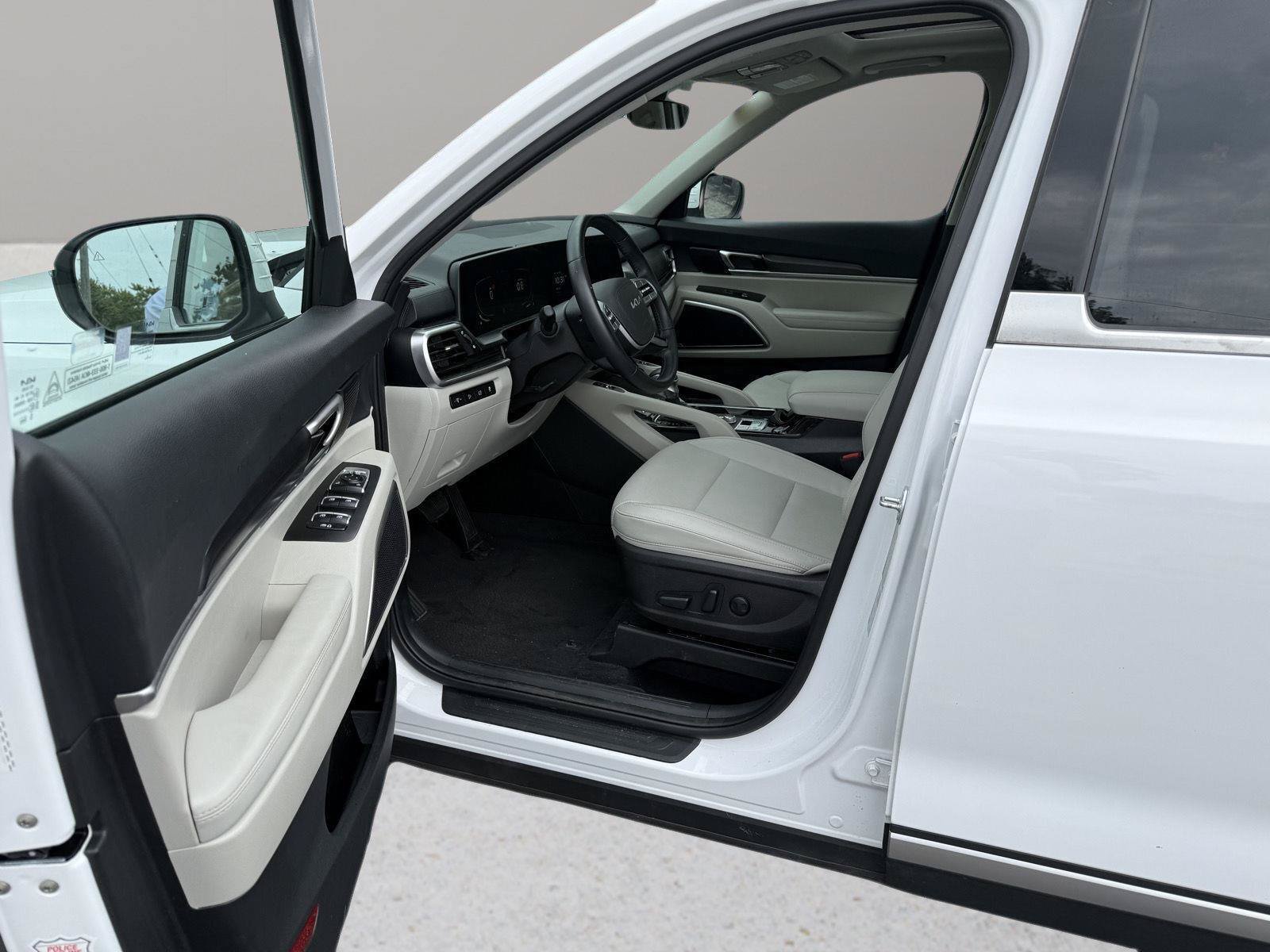 Used 2025 Kia Telluride S FWD image 2