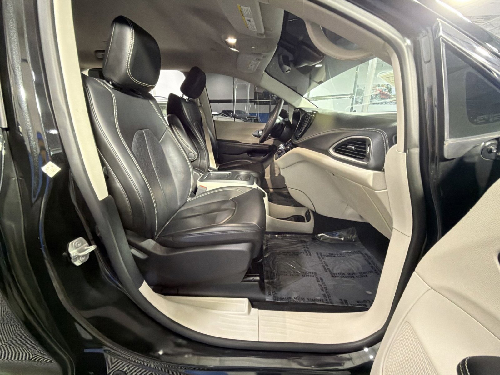 Used 2023 Chrysler Pacifica Touring-L image 27