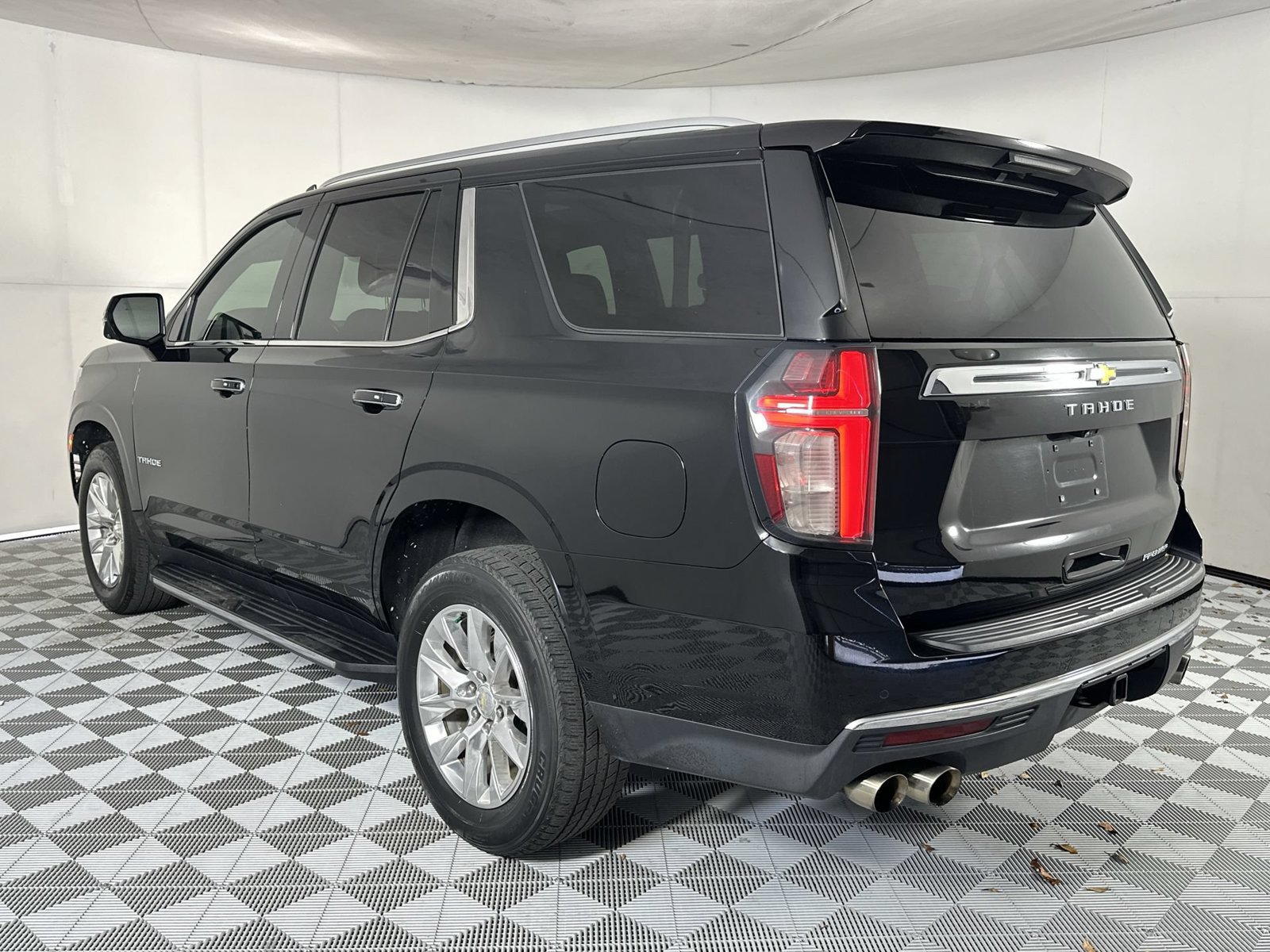 Used 2021 Chevrolet Tahoe Premier w/ Premium Package RWD image 6