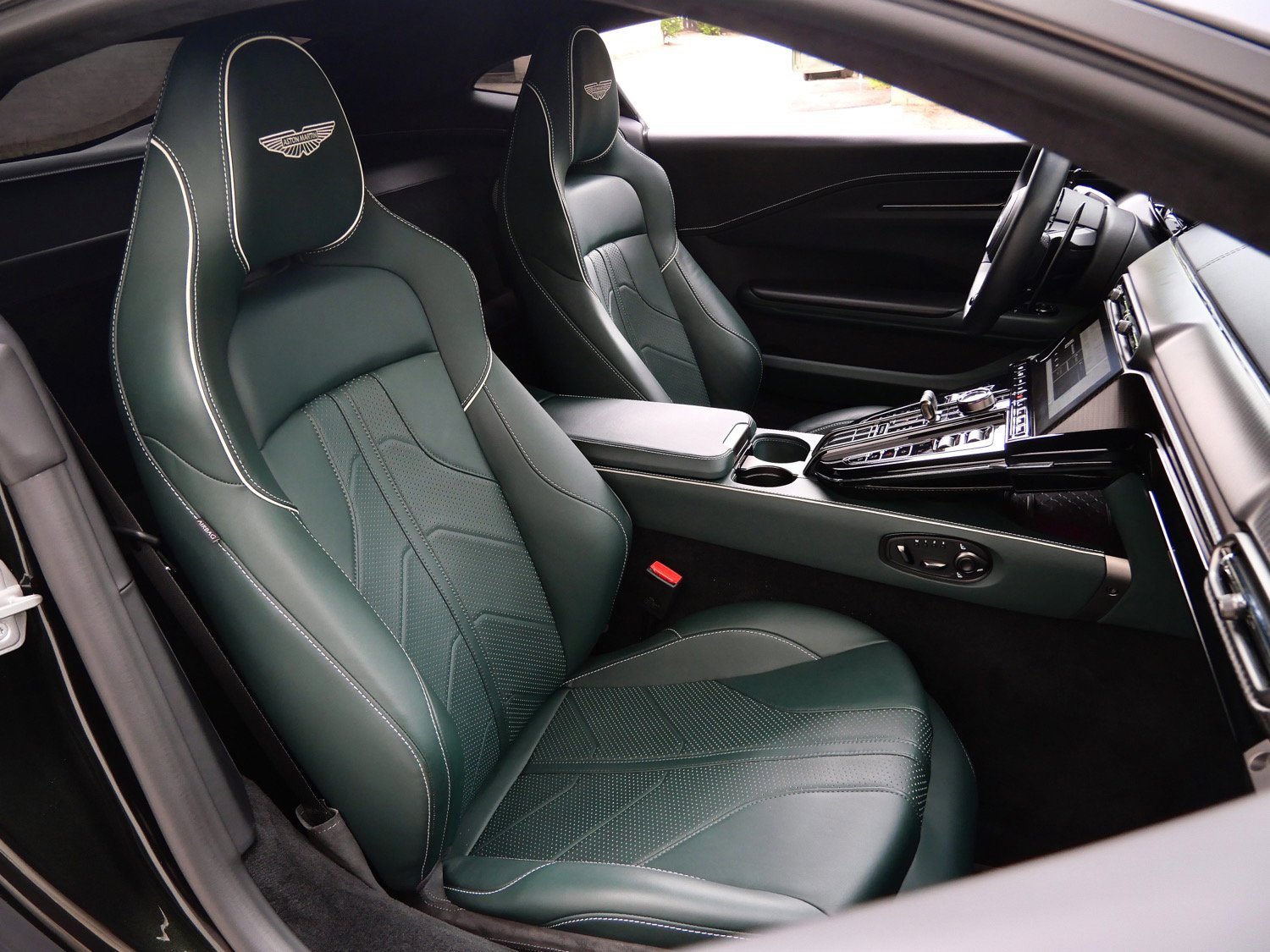 Used 2025 Aston Martin V8 Vantage Coupe image 12