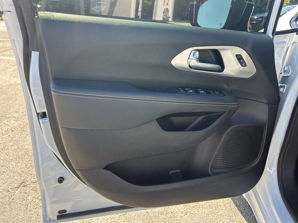 Used 2024 Chrysler Pacifica Limited w/ S Appearance Package image 34