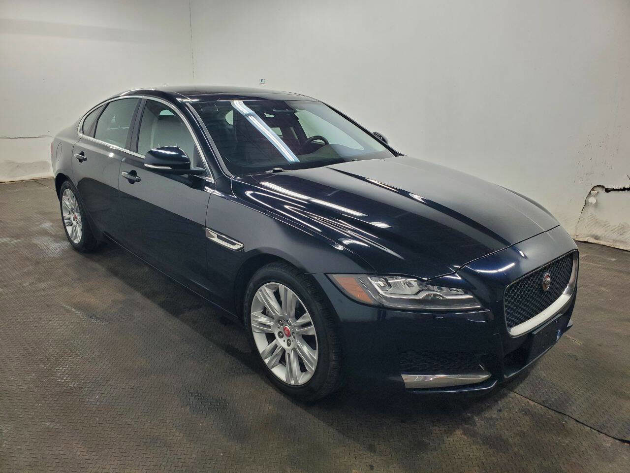 Used 2016 Jaguar XF Premium image 3