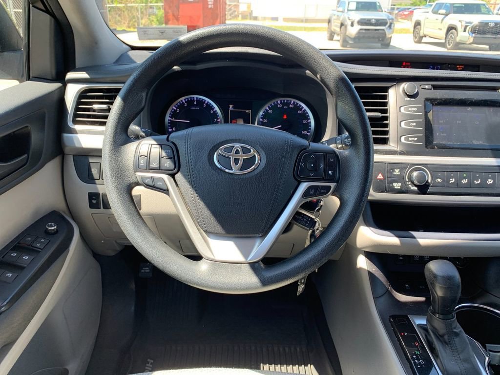 Used 2017 Toyota Highlander LE AWD/4WD image 17