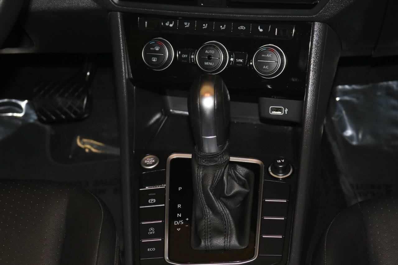 Used 2019 Volkswagen Jetta SE w/ Cold Weather Package FWD image 32