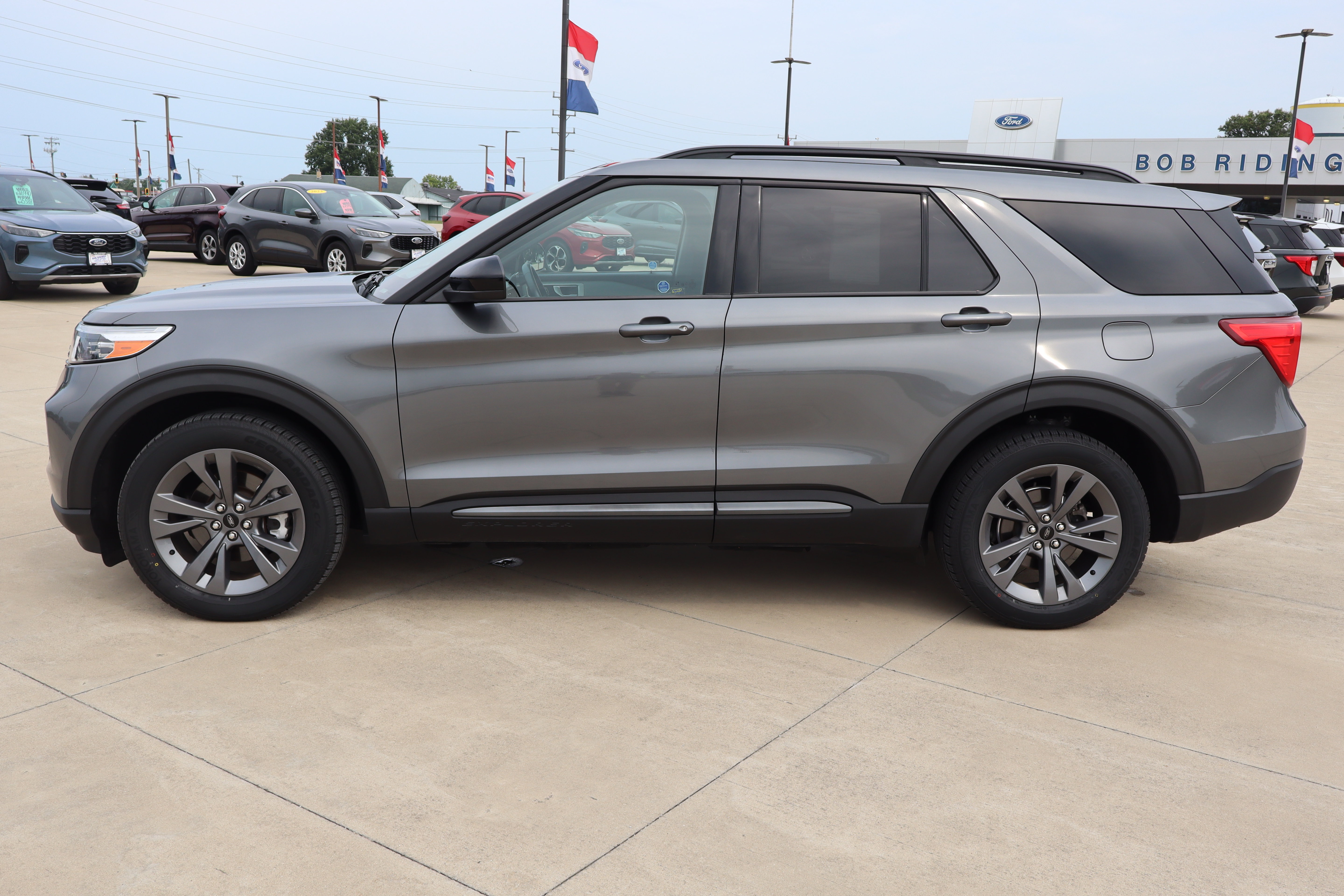 Used 2023 Ford Explorer XLT w/ Equipment Group 202A AWD/4WD image 8