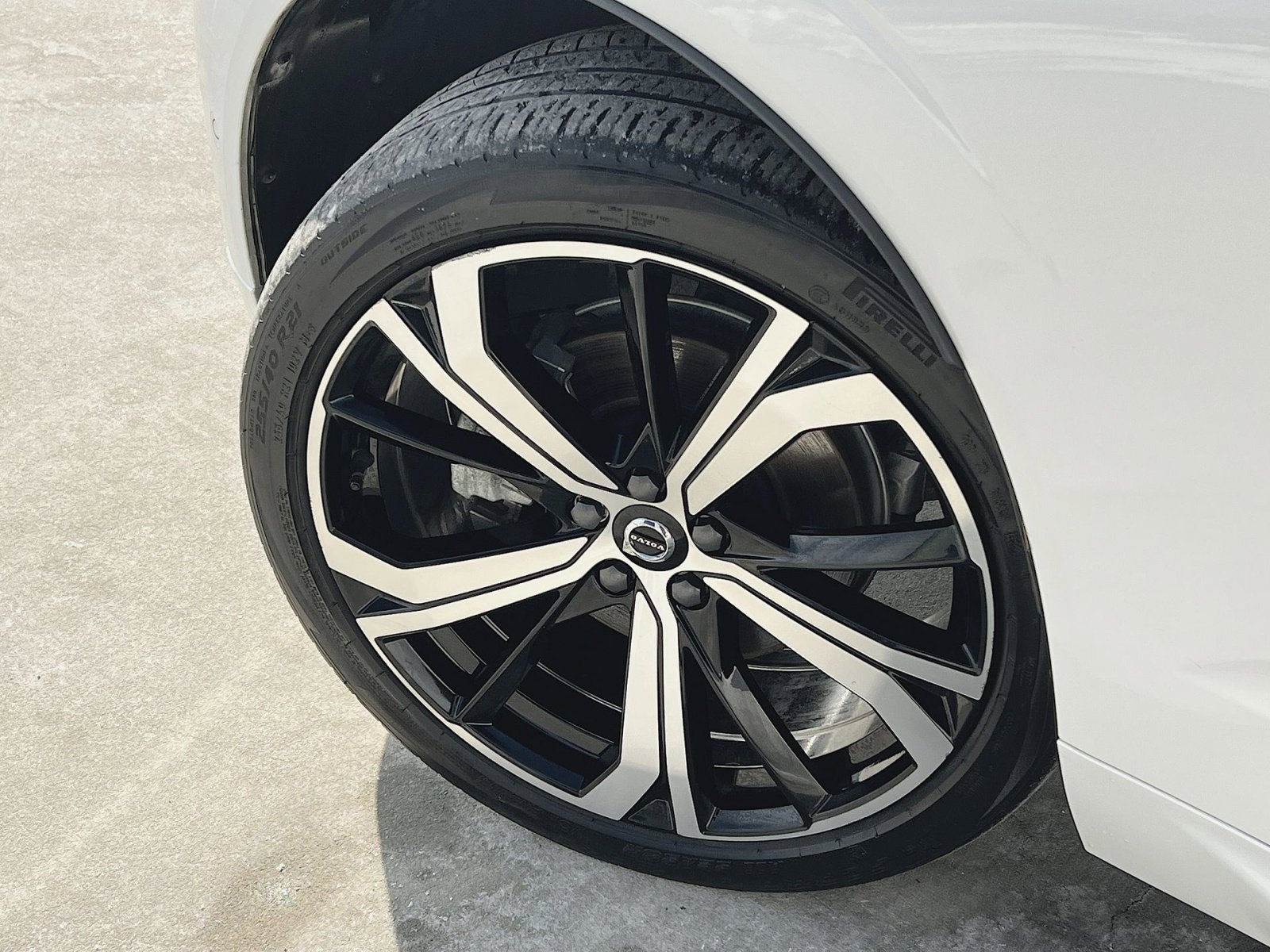 Certified 2023 Volvo XC60 B5 Ultimate w/ Protection Package Premier image 12