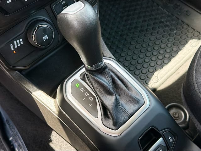 Used 2023 Jeep Renegade Latitude AWD/4WD image 18