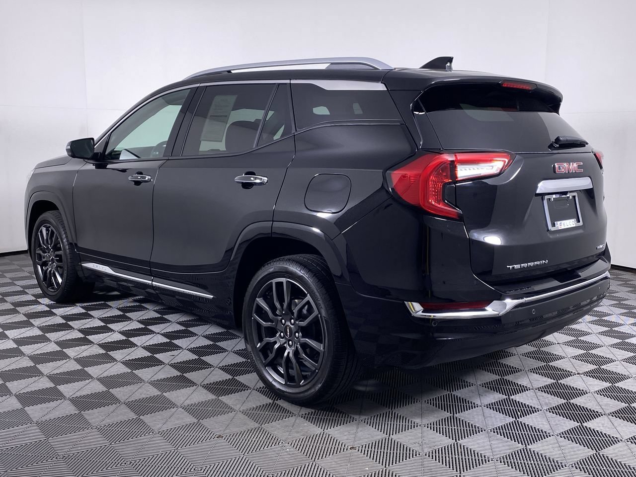Certified 2024 GMC Terrain Denali w/ Black Diamond Edition AWD/4WD image 19