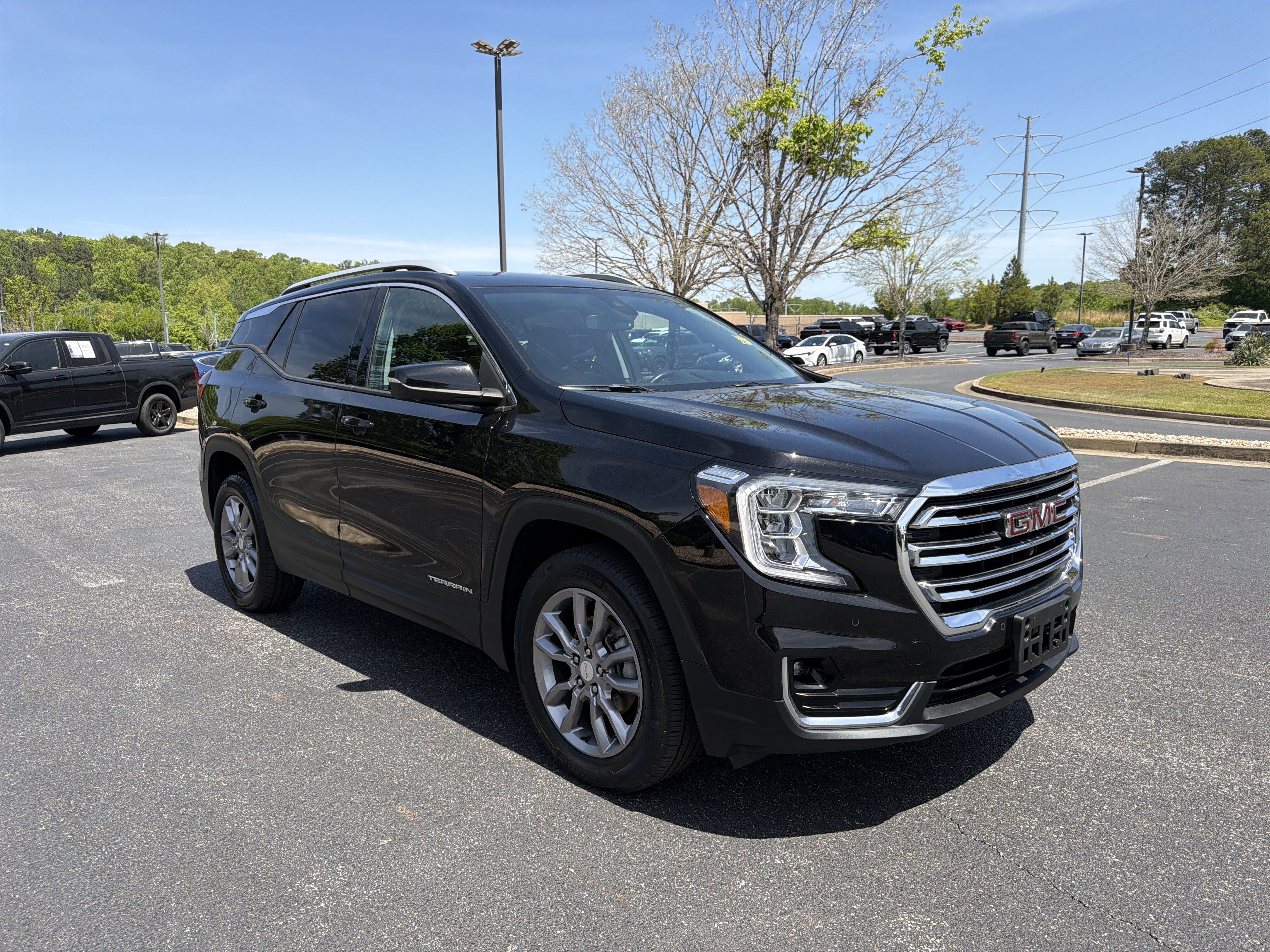 Used 2022 GMC Terrain SLT w/ Tech Package AWD/4WD image 3