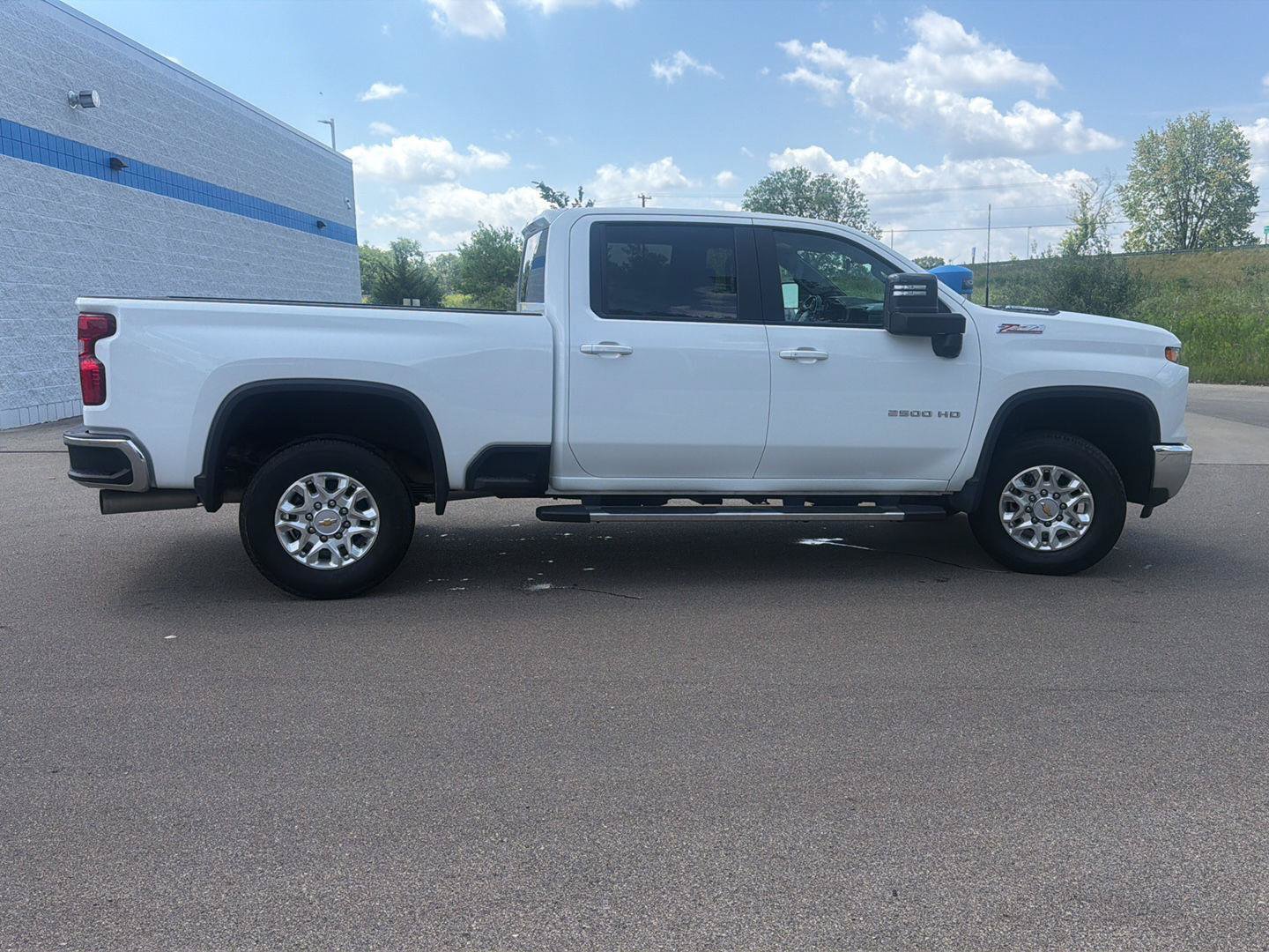 Used 2024 Chevrolet Silverado 2500 LT AWD/4WD image 6
