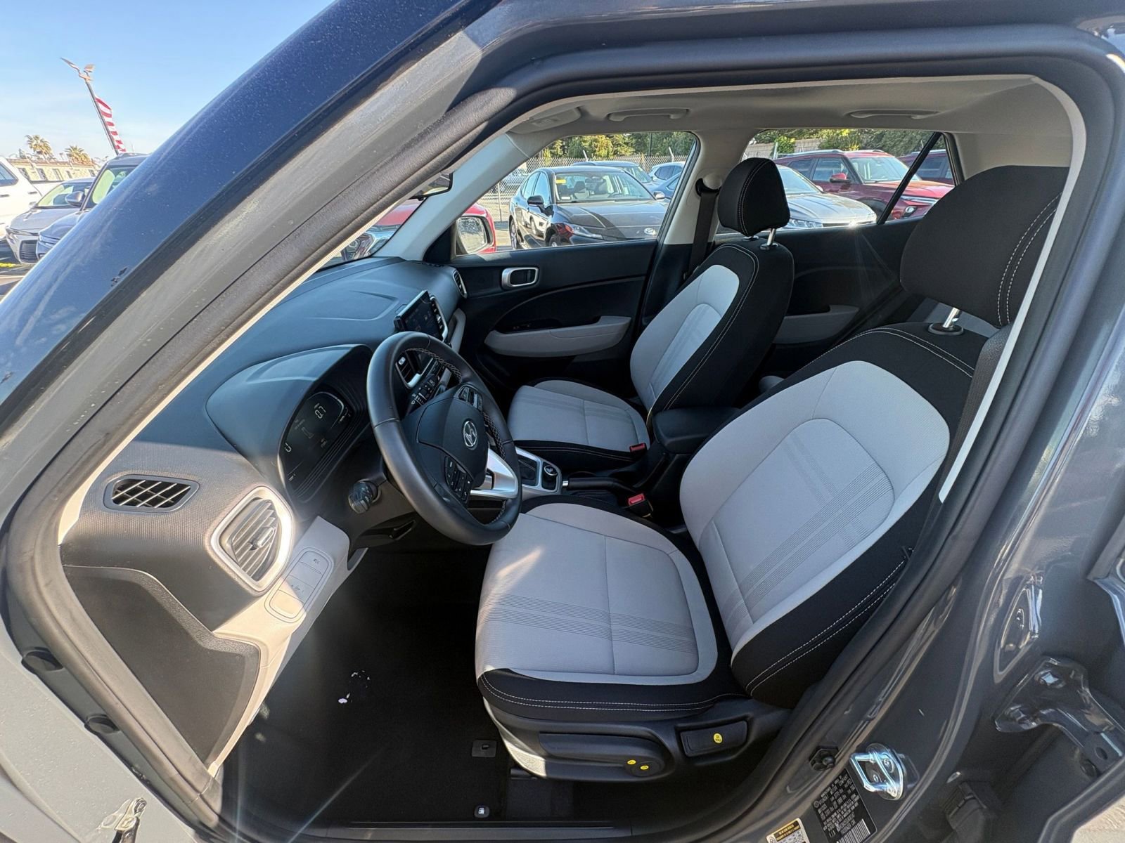 Used 2025 Hyundai Venue SEL image 25
