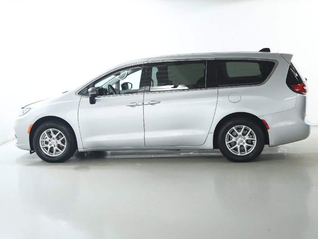 Used 2024 Chrysler Pacifica Touring-L image 38