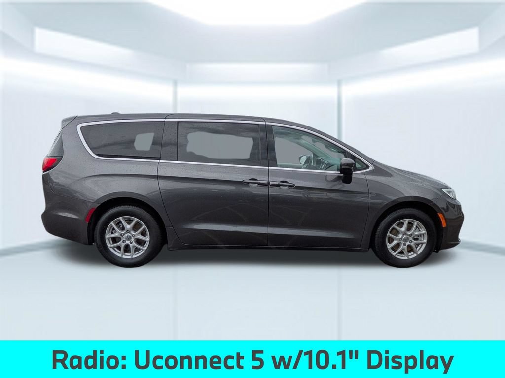Used 2023 Chrysler Pacifica Touring-L FWD image 8