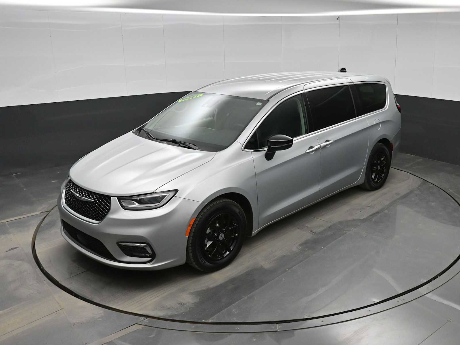 Used 2024 Chrysler Pacifica Touring-L image 25