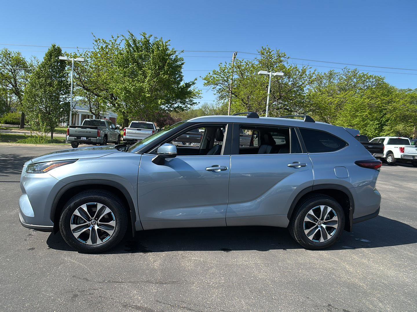 Used 2024 Toyota Highlander XLE AWD/4WD image 7