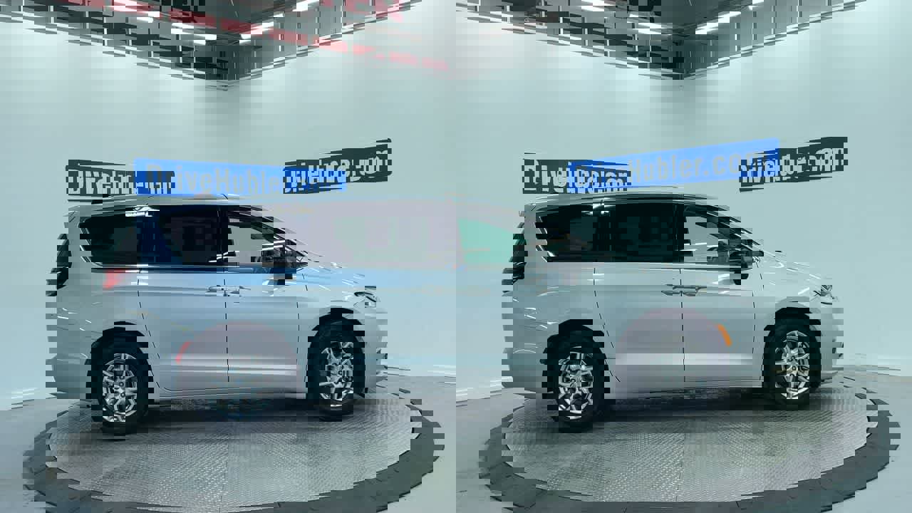 Used 2024 Chrysler Pacifica Touring-L image 4