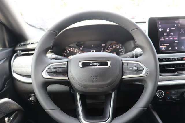 Used 2025 Jeep Compass Latitude image 19