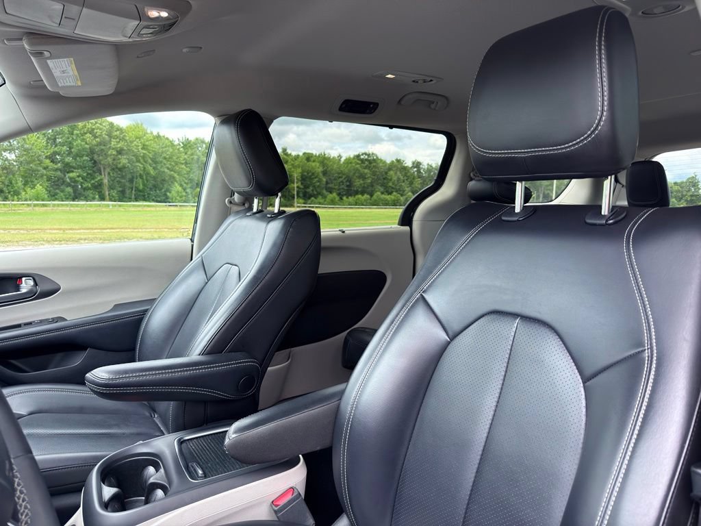 Used 2023 Chrysler Pacifica Touring-L FWD image 28