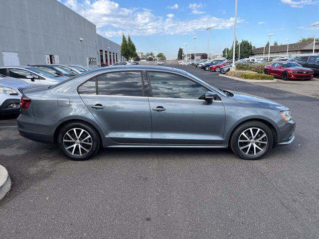 Used 2018 Volkswagen Jetta SE FWD image 2