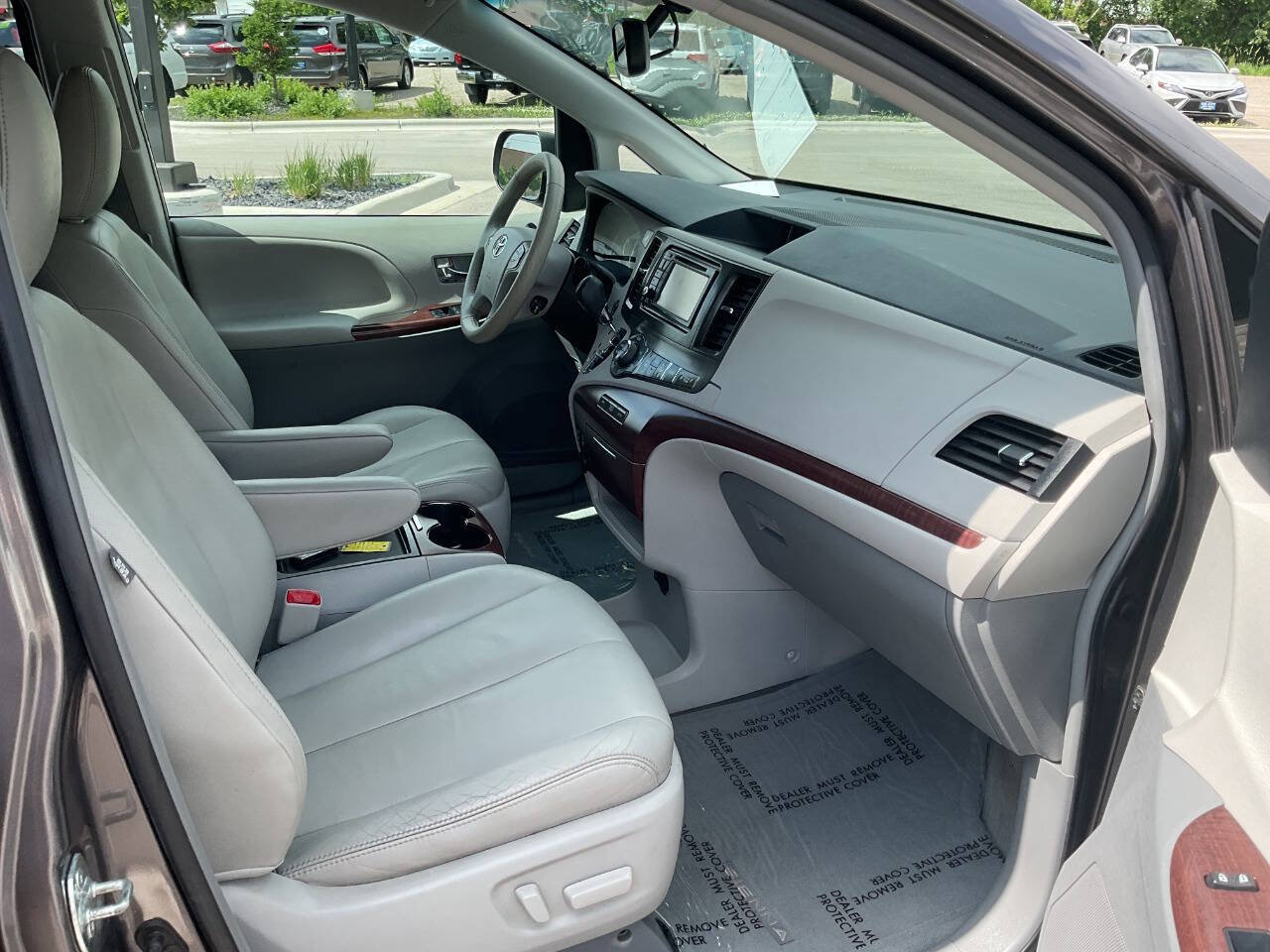 Used 2012 Toyota Sienna XLE FWD image 42